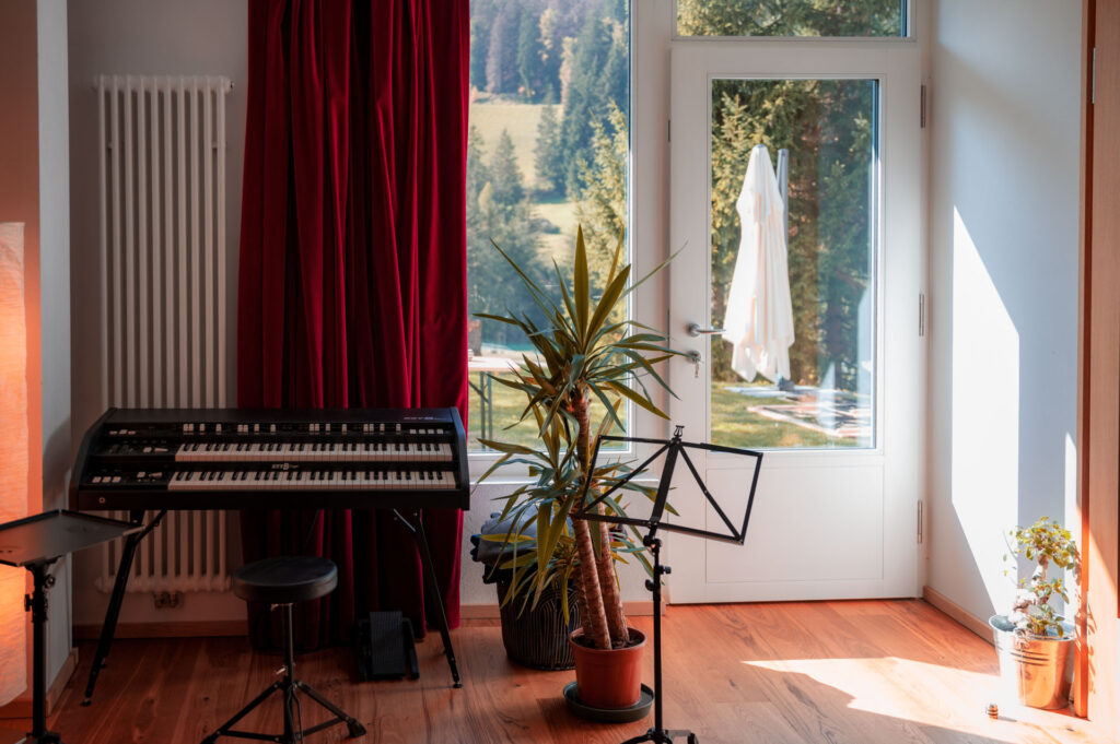 Tonstudio Südtirol. Blick aus dem Le Sonn Studio direkt in die Berge