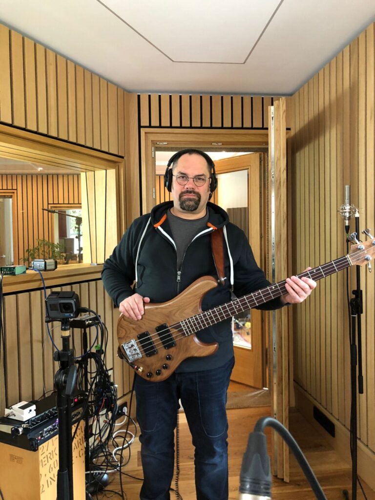 alt="Studio Rhythm Section Service im Le Sonn Studio mit Pulse Mechanics Fabio Trentini am Bass"