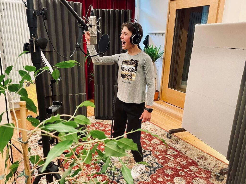 Junges Gesangstalent Romina Palfrader bei den Studioaufnahmen für das Weihnachtsalbum „Send Jesus Today“ im Le Sonn Studio.