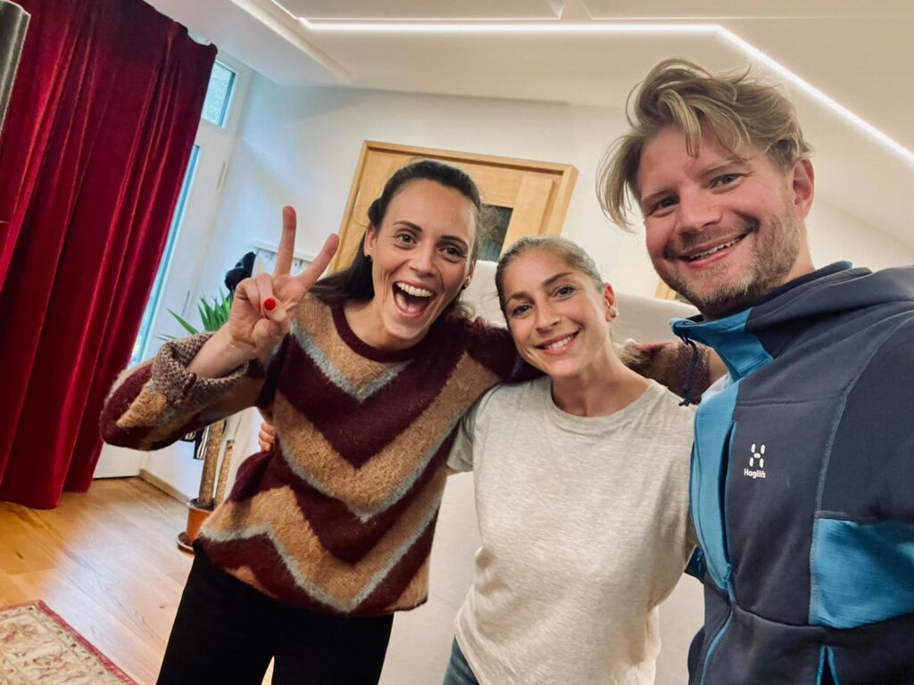 Lucia Kastlunger, Camilla Guerrini und Produzent Matthias Bäuerlein bei den Gesangsaufnahmen für das Weihnachtsalbum „Send Jesus Today“ im Le Sonn Studio.