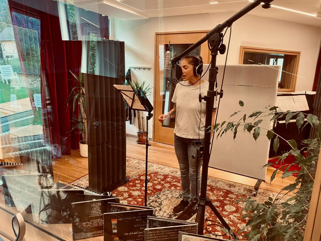 Camilla Guerrini bei den Gesangsaufnahmen für das Weihnachtsalbum „Send Jesus Today“ im Le Sonn Studio in Südtirol.