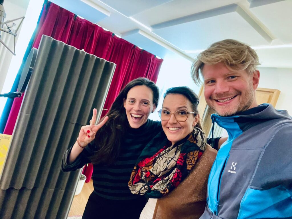 Lucia Kastlunger, Evi Mair und Produzent Matthias Bäuerlein bei den Gesangsaufnahmen für das mehrsprachige Weihnachtsalbum „Send Jesus Today“ im Le Sonn Studio.