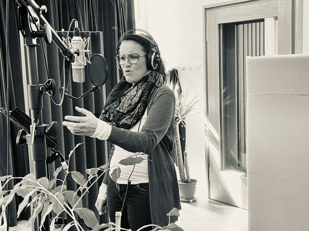 Evi Mair bei den Studioaufnahmen für das mehrsprachige Weihnachtsalbum „Send Jesus Today“ im Le Sonn Studio in Südtirol.