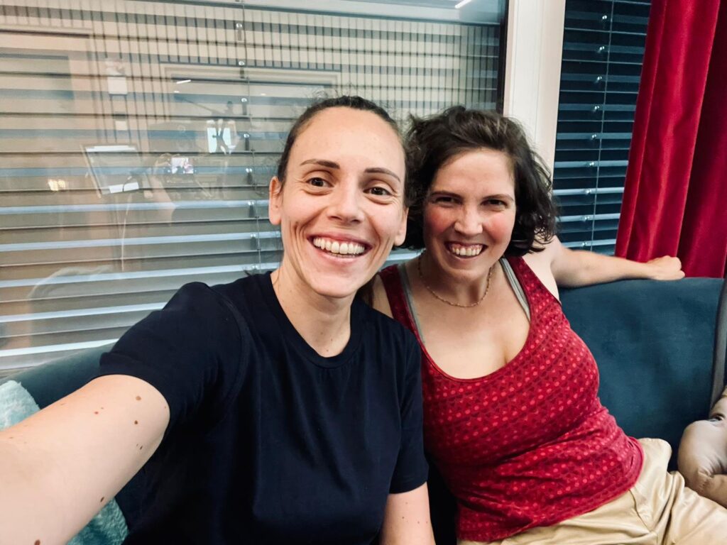 Anita Obwegs und Lucia Kastlunger bei der Kompositionsarbeit im Le Sonn Studio in St. Vigil – Weihnachtsalbum „Send Jesus Today“.