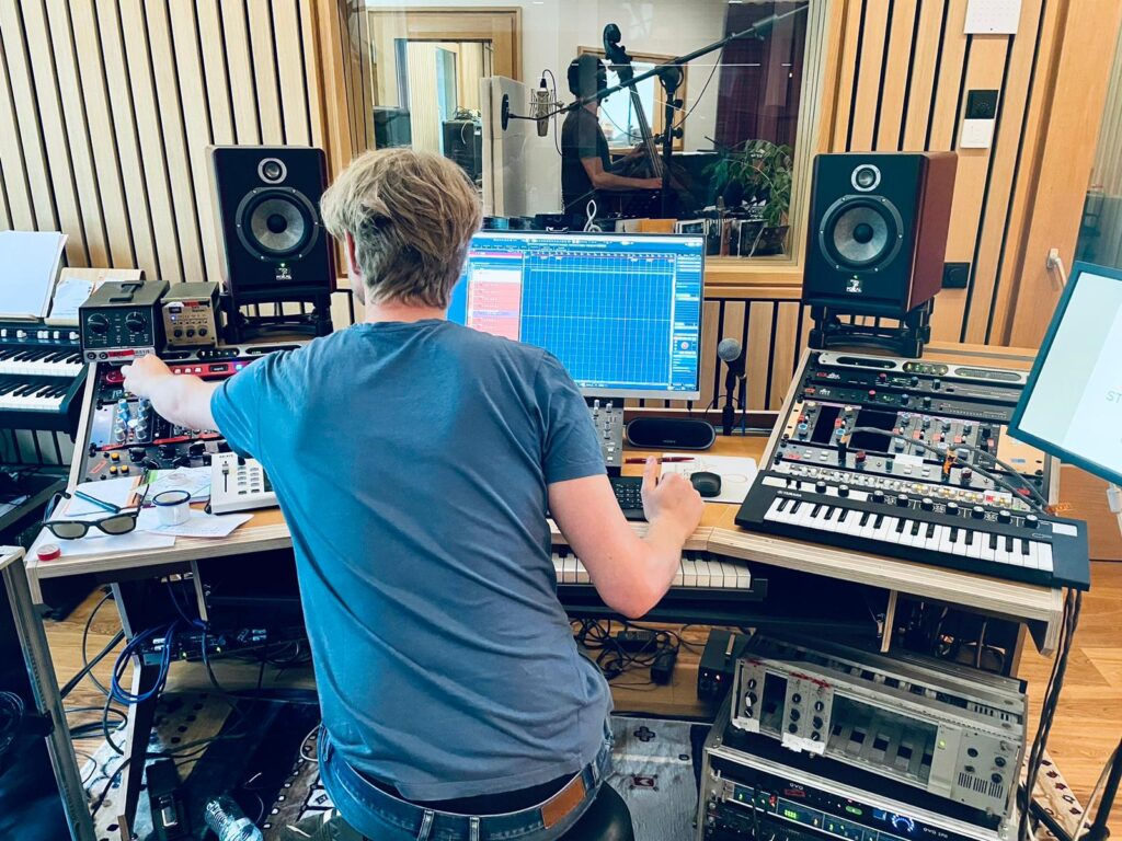 Produzent Matthias Bäuerlein bei der Studioarbeit an „Send Jesus Today“ – moderne Weihnachtsmusik mit Kinderchor, aufgenommen im Le Sonn Studio in Südtirol.