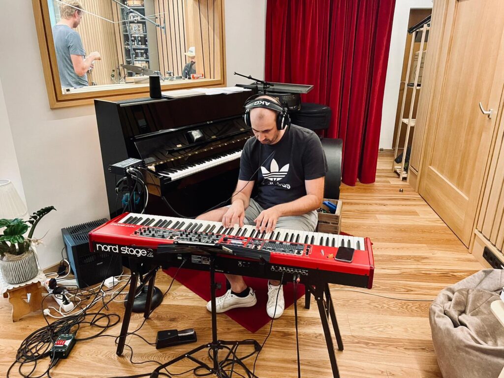 Arnold Mitter bei den Aufnahmen am E-Piano für das Weihnachtsalbum „Send Jesus Today“ im Le Sonn Studio.