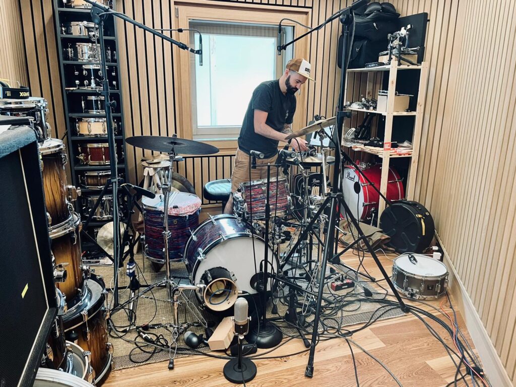 Thomas „Eby“ Ebner bei den Schlagzeugaufnahmen für das Weihnachtsalbum „Send Jesus Today“ im Le Sonn Studio in Südtirol.