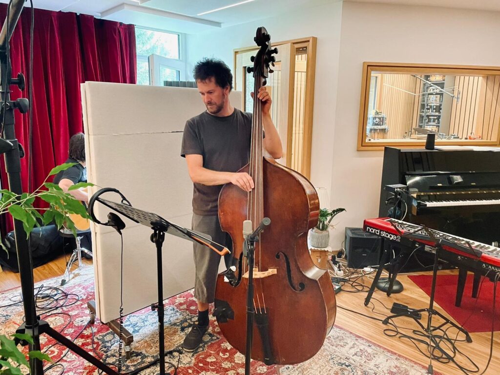 Philipp Schörghuber bei der Studioarbeit an „Send Jesus Today“ im Le Sonn Studio in Südtirol.