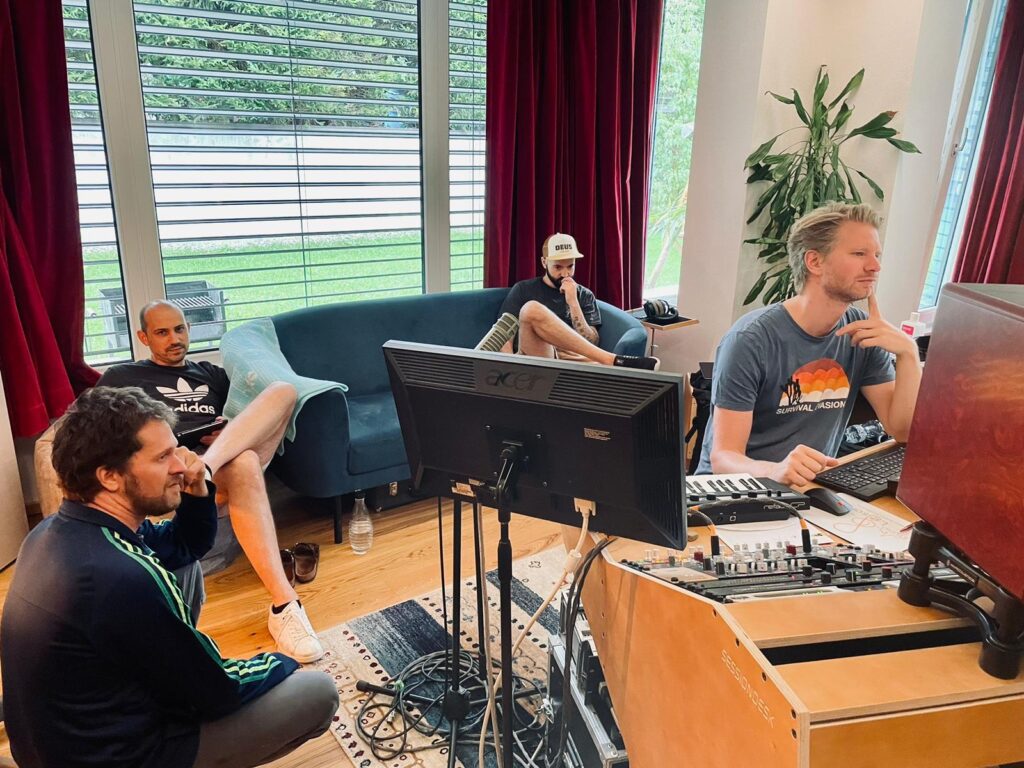 Matthias Bäuerlein, Philipp Schörghuber, Arnold Mitter und Thomas „Eby“ Ebner in der Regie des Le Sonn Studios bei der Produktion von „Send Jesus Today“.