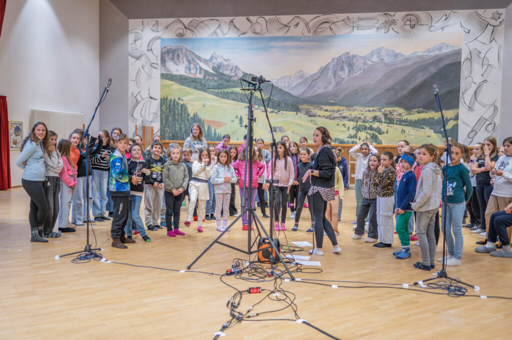 Mobile Choraufnahme mit 70 Kindern im Gemeindesaal von St. Vigil in Enneberg – Produktion des Weihnachtsalbums „Send Jesus Today“ Morderne Weihnachtsmusik mit Kinderchor. Foto: Gianvito Coco