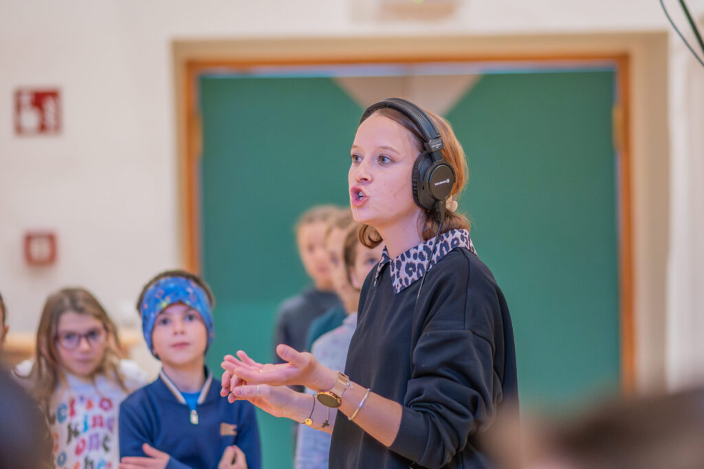 Katrin Ellecosta, Leiterin des Kinderchors „Pices Usc“, bei der Arbeit während der Choraufnahmen für das Weihnachtsalbum „Send Jesus Today“ in St. Vigil. Foto: Gianvito Coco