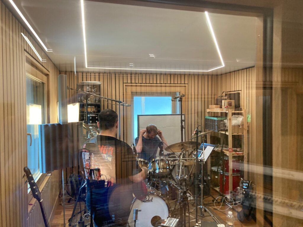 Pulse Mechanics Rhythm Section – Bass und Drums beim Recording mit Backing Band