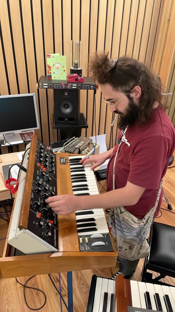 Session-Musiker Federico Gava am Keyboard während einer Recording-Session mit Backing Band im Le Sonn Studio